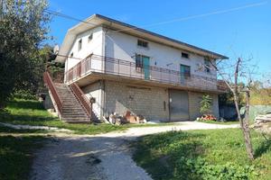 Villa di 375 m² con 4 locali e box auto doppio a L