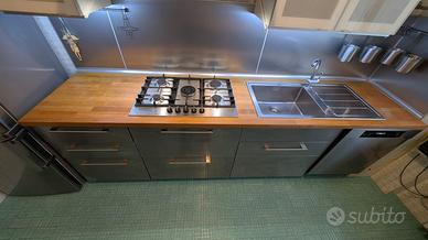 cucina pianale in Legno basi in Acciaio spazzolato