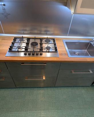 cucina pianale in Legno basi in Acciaio spazzolato