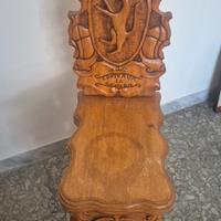 sedia in legno intagliata 