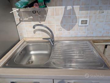 Lavello con sgocciolatoio e miscelatore
