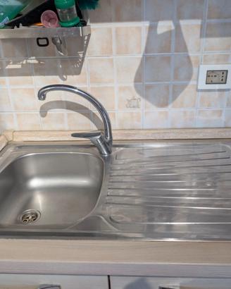 Lavello con sgocciolatoio e miscelatore