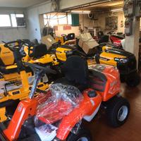 Trattorino HUSQVARNA R214C piatto frontale