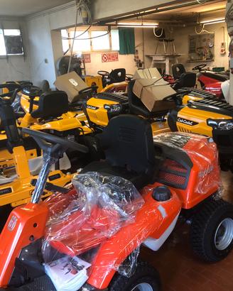 Trattorino HUSQVARNA R214C piatto frontale