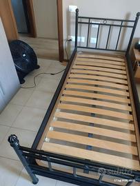 Letto una piazza di ferro nero