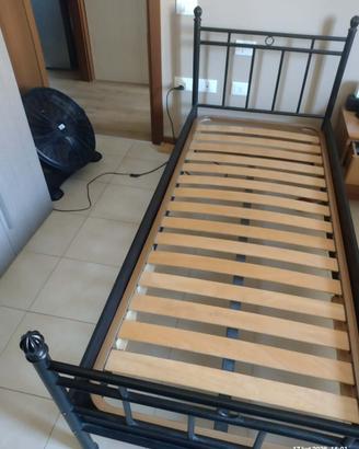 Letto una piazza di ferro nero