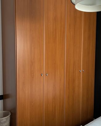 Armadio spazioso in legno