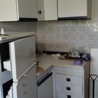 Cucina completa con elettrodomestici e pensili