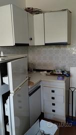 Cucina completa con elettrodomestici e pensili