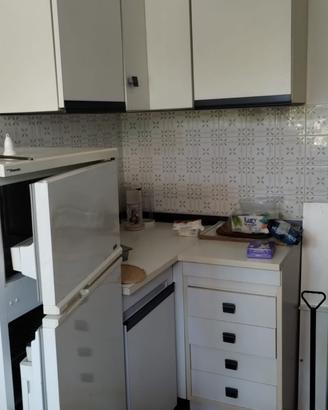 Cucina completa con elettrodomestici e pensili