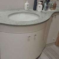 Mobile bagno laccato bianco con piano in marmo