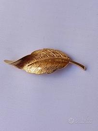 spilla vintage avon a forma di foglia dorata 