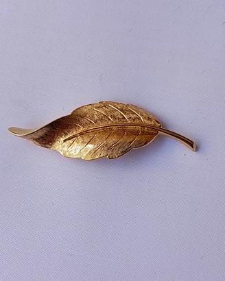 spilla vintage avon a forma di foglia dorata 