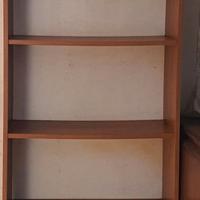 Scaffale in legno color noce