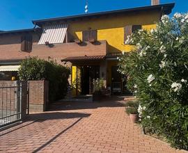 Villetta di testa con ampio giardino