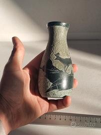 Vaso inciso in pietra ollare o metallo brunito