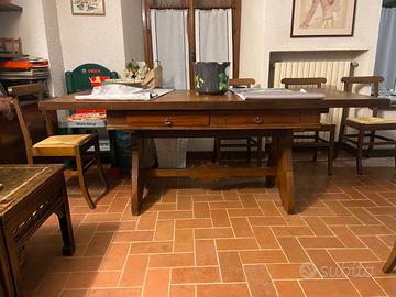 Tavolo in legno e sedie