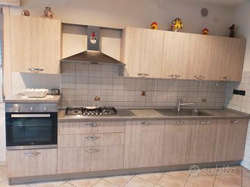 Cucina completa di elettrodomestici 
