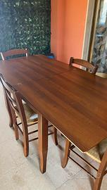 Tavolo in legno allungabile con sedie