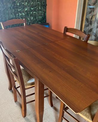 Tavolo in legno allungabile con sedie