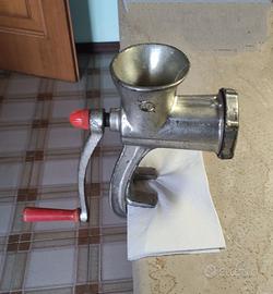 Tritacarne manuale "ALFA 10" in ghisa vintage