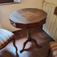 tavolinetto con scacchiera