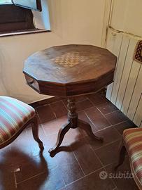 tavolinetto con scacchiera