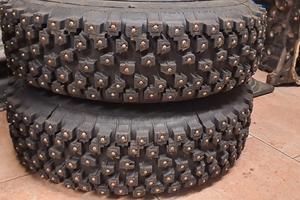 n.2 gomme chiodate Canonica 14"
