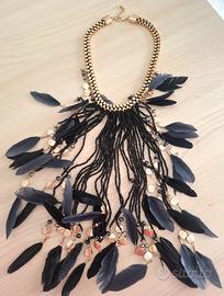 Collana con perline nere, piume e dettagli dorati