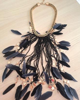 Collana con perline nere, piume e dettagli dorati