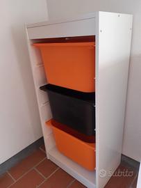 Scaffale Trofast Ikea con scatole