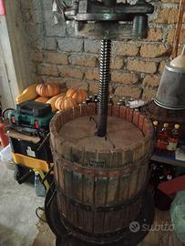 Torchio antico per uva in legno e ghisa – E.LILLA