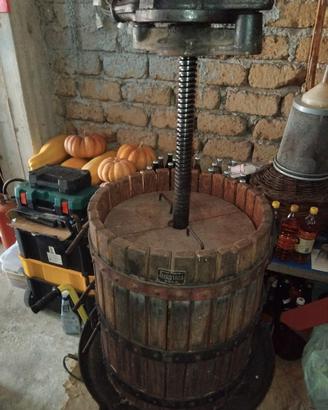 Torchio antico per uva in legno e ghisa – E.LILLA