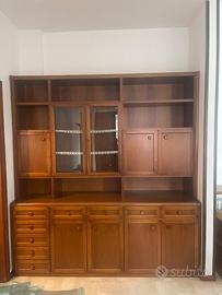 Credenza in legno di noce con vetrina e cassetti