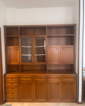 Credenza in legno di noce con vetrina e cassetti