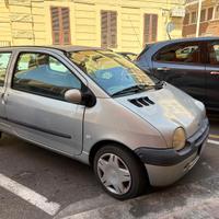 Auto Renault modello Twingo anno 2004  1200 cc