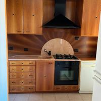 CUCINA in noce.  Solo per Cantu' e zone limitrofe.