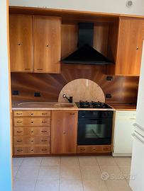 CUCINA in noce.  Solo per Cantu' e zone limitrofe.