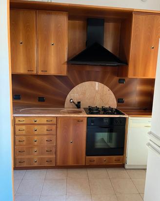 CUCINA in noce.  Solo per Cantu' e zone limitrofe.