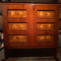 Piccolo bar anni '50 con intarsi sugli sportelli