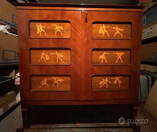 Piccolo bar anni '50 con intarsi sugli sportelli