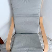 Sedia IKEA Poäng con cuscino grigio
