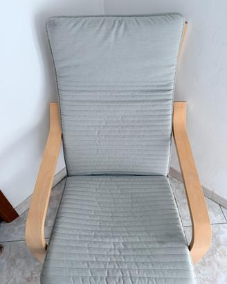 Sedia IKEA Poäng con cuscino grigio