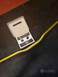 manubrio color oro e manopole racing