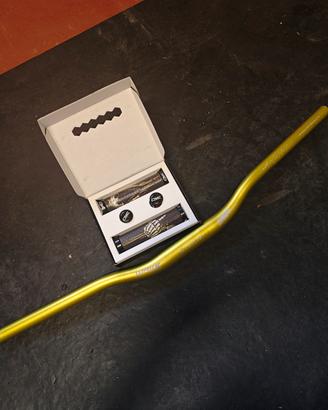 manubrio color oro e manopole racing