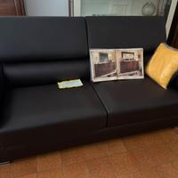 Divano nero in pelle