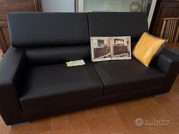 Divano nero in pelle