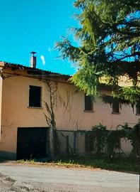 Appartamento con garage, 3 fienili e terreno