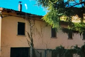 Appartamento con garage, 3 fienili e terreno