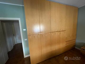 camera in legno chiaro